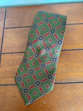 Vintage Tommy Hilfiger Made in USA 100% Italian Silk Green Medallion Print Tie